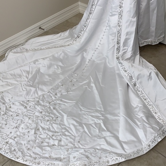 BONNY GORGEOUS SIZE 6 DETAILED WEDDING DRESS ALONG WITH A BEAUTIFUL VEIL - Picture 13 of 16